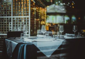 女性が男性に食事に誘われた際に気をつけるべきNGな行動